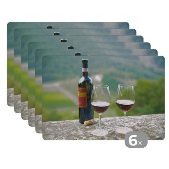 Platzset, Eine Flasche Rotwein mit Sangiovese-Weinbergen im Hintergrund, MuchoWow, (6-St), Platzset, Platzdecken, Platzmatte, Tischmatten, Schmutzabweisend