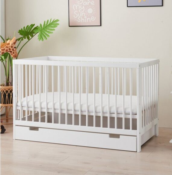 Alavya Home® Babybett TOBI I Das Beste für Kleine Babys I 9-fach höhenverstellbarer EN 716-1, Babybett 60x120 mit Matratze und Schublade Gitterbett aus Buchenholz