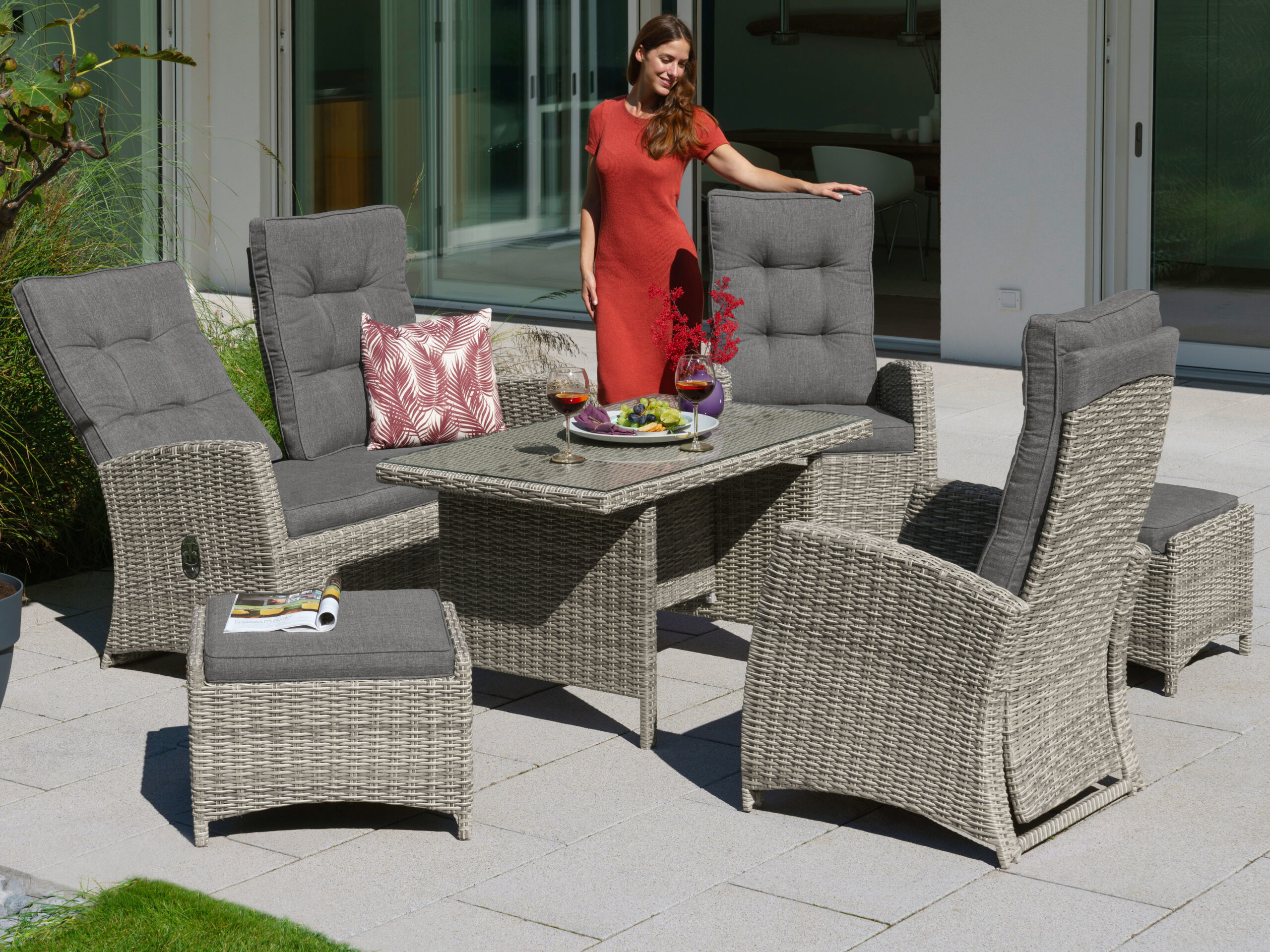 KONIFERA Garten-Essgruppe „Monaco“, (Set, 16 tlg., 1x2er Sofa, 2x Sessel, 2x Hocker, 1x Tisch 120x70x66cm, inkl. Auflagen), Polyrattan, Aluminium, Rückenlehne verstellbar, Grau