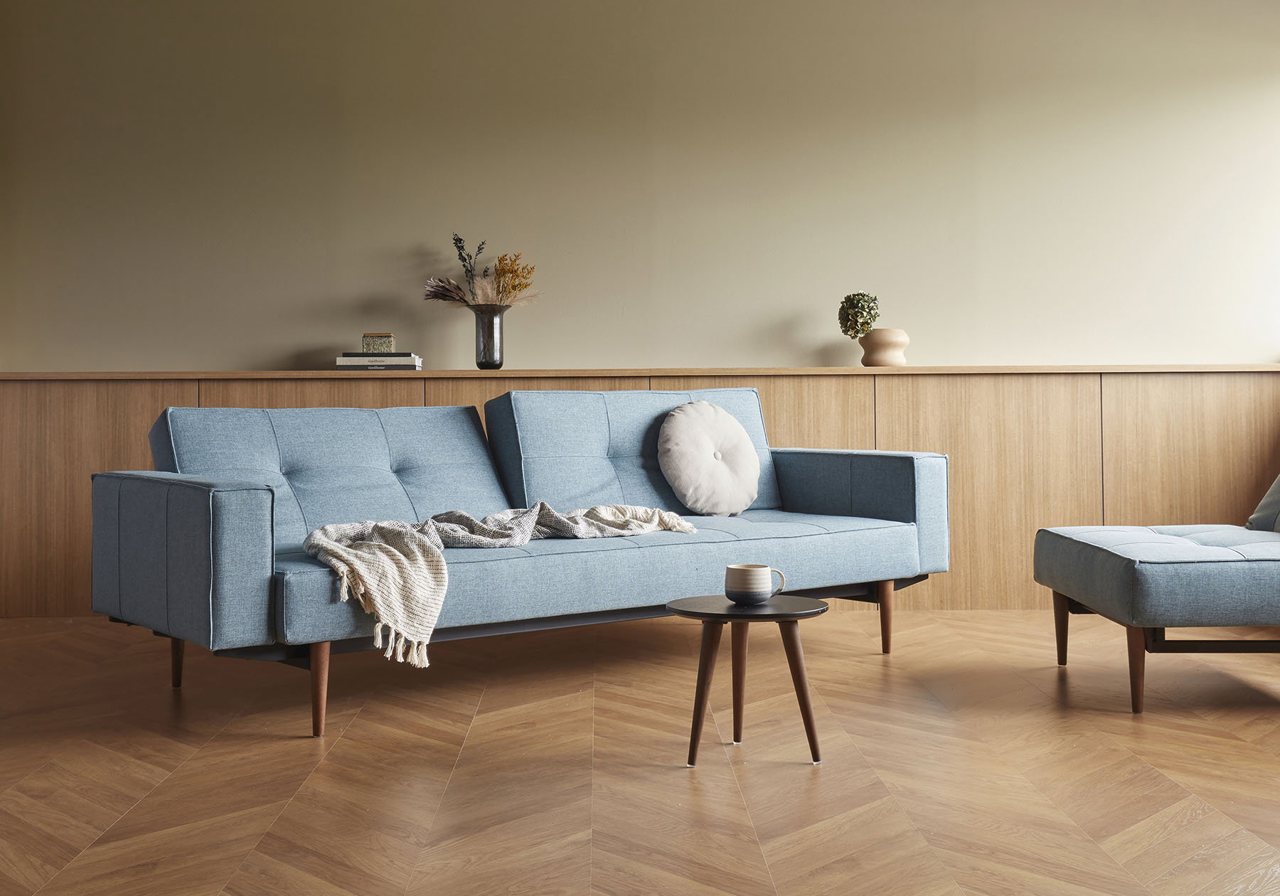 INNOVATION LIVING ™ Sofa „Splitback“, mit Armlehne und dunklen Styletto Beinen, in skandinavischen Design